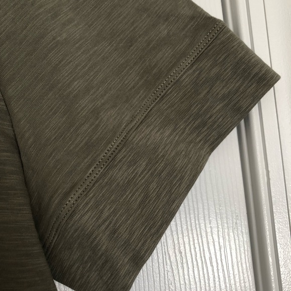 Men’s XL DKNY T-shirt. NWT - Picture 2 of 5